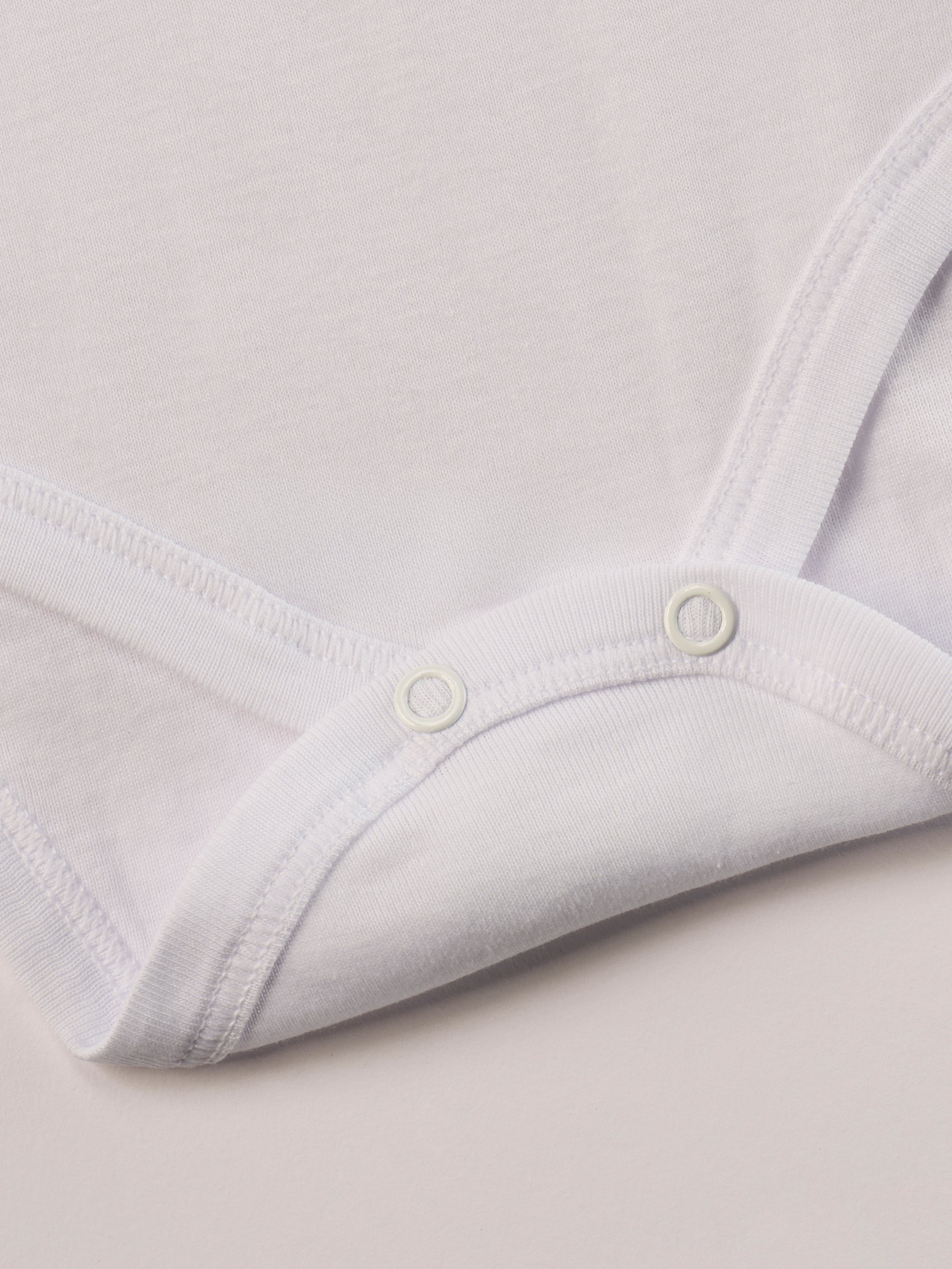 Manchmal darf es praktisch, pflegeleicht und farbenfroh sein – ohne auf Sicherheit und Qualität zu verzichten.

Feiner Stoff für warme Sommertage oder auch als leichte Unterwäsche.

Dieser weiße Body mit dezentem Schleifchen und edlen Paspeln am Ausschnitt besteht aus&nbsp;hochwertiger, sorgfältig veredelter organischer Baumwolle. Die Stoffe sind sanft gefärbt und gebleicht unter Einhaltung strenger EU-Standards. Die nickelfreien Druckknöpfe machen das An- und Ausziehen unkompliziert und schnell.
