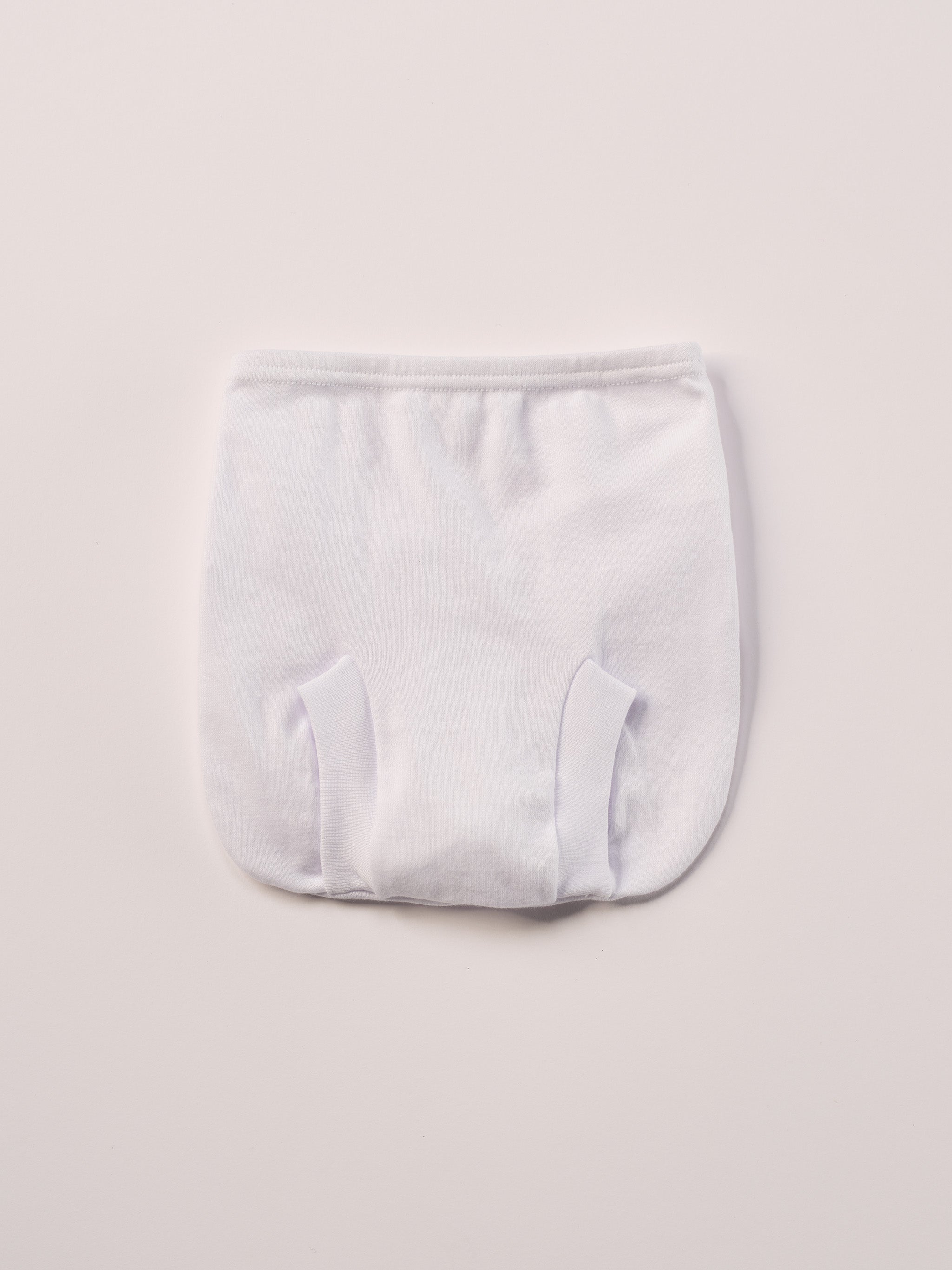 Dieses liebevoll gefertigte weiße Baby Höschen vereint natürlichen Komfort mit einem eleganten, zeitlosen Design. Die feine, echte Spitze verleiht dem Höschen eine besondere, hochwertige Optik – ohne dabei auf Tragekomfort zu verzichten.

Besonders praktisch: Das Höschen wird einfach über der Windel getragen und sorgt dafür, dass diese optisch verschwindet. So entsteht ein harmonisches, ästhetisches Gesamtbild – ideal unter Kleidern, Röckchen oder bei besonderen Anlässen.