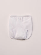 Dieses liebevoll gefertigte weiße Baby Höschen vereint natürlichen Komfort mit einem eleganten, zeitlosen Design. Die feine, echte Spitze verleiht dem Höschen eine besondere, hochwertige Optik – ohne dabei auf Tragekomfort zu verzichten.

Besonders praktisch: Das Höschen wird einfach über der Windel getragen und sorgt dafür, dass diese optisch verschwindet. So entsteht ein harmonisches, ästhetisches Gesamtbild – ideal unter Kleidern, Röckchen oder bei besonderen Anlässen.