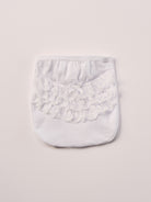 Dieses liebevoll gefertigte weiße Baby Höschen vereint natürlichen Komfort mit einem eleganten, zeitlosen Design. Die feine, echte Spitze verleiht dem Höschen eine besondere, hochwertige Optik – ohne dabei auf Tragekomfort zu verzichten.

Besonders praktisch: Das Höschen wird einfach über der Windel getragen und sorgt dafür, dass diese optisch verschwindet. So entsteht ein harmonisches, ästhetisches Gesamtbild – ideal unter Kleidern, Röckchen oder bei besonderen Anlässen.