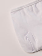 Dieses liebevoll gefertigte weiße Baby Höschen vereint natürlichen Komfort mit einem eleganten, zeitlosen Design. Die feine, echte Spitze verleiht dem Höschen eine besondere, hochwertige Optik – ohne dabei auf Tragekomfort zu verzichten.

Besonders praktisch: Das Höschen wird einfach über der Windel getragen und sorgt dafür, dass diese optisch verschwindet. So entsteht ein harmonisches, ästhetisches Gesamtbild – ideal unter Kleidern, Röckchen oder bei besonderen Anlässen.