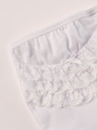Dieses liebevoll gefertigte weiße Baby Höschen vereint natürlichen Komfort mit einem eleganten, zeitlosen Design. Die feine, echte Spitze verleiht dem Höschen eine besondere, hochwertige Optik – ohne dabei auf Tragekomfort zu verzichten.

Besonders praktisch: Das Höschen wird einfach über der Windel getragen und sorgt dafür, dass diese optisch verschwindet. So entsteht ein harmonisches, ästhetisches Gesamtbild – ideal unter Kleidern, Röckchen oder bei besonderen Anlässen.
