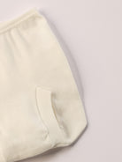 Dieses liebevoll gefertigte cremefarbige Baby Höschen vereint natürlichen Komfort mit einem eleganten, zeitlosen Design. Die feine, echte Spitze verleiht dem Höschen eine besondere, hochwertige Optik – ohne dabei auf Tragekomfort zu verzichten.

Besonders praktisch: Das Höschen wird einfach über der Windel getragen und sorgt dafür, dass diese optisch verschwindet. So entsteht ein harmonisches, ästhetisches Gesamtbild – ideal unter Kleidern, Röckchen oder bei besonderen Anlässen.