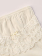 Dieses liebevoll gefertigte cremefarbige Baby Höschen vereint natürlichen Komfort mit einem eleganten, zeitlosen Design. Die feine, echte Spitze verleiht dem Höschen eine besondere, hochwertige Optik – ohne dabei auf Tragekomfort zu verzichten.

Besonders praktisch: Das Höschen wird einfach über der Windel getragen und sorgt dafür, dass diese optisch verschwindet. So entsteht ein harmonisches, ästhetisches Gesamtbild – ideal unter Kleidern, Röckchen oder bei besonderen Anlässen.