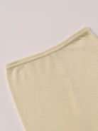 Für die sensibelste Haut der Welt. Diese beige Strampelhose besteht aus 100% Viskose aus Bambuszellulose — einem außergewöhnlich weichen, atmungsaktiven Material mit temperaturausgleichenden Eigenschaften. Ideal für zarte Babyhaut und maximalen Komfort im Alltag.