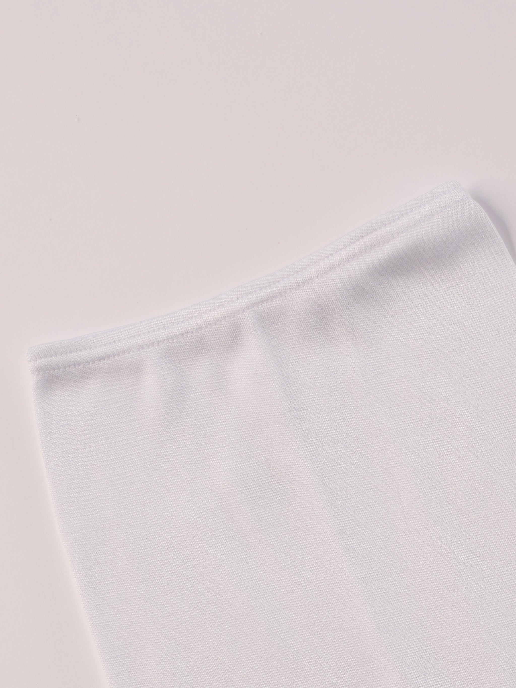 Für die sensibelste Haut der Welt. Diese weiße Frühchen Strampelhose besteht aus 100% Viskose aus Bambuszellulose — einem außergewöhnlich weichen, atmungsaktiven Material mit temperaturausgleichenden Eigenschaften. Ideal für zarte Frühchenhaut und maximalen Komfort im Alltag.