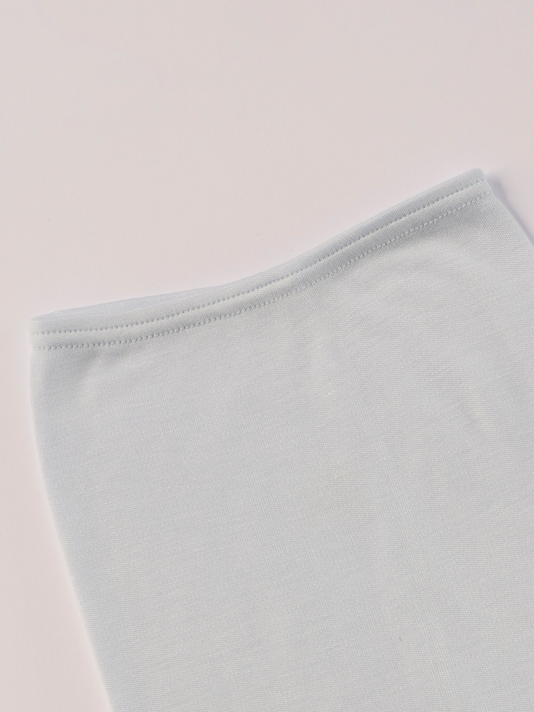 Für die sensibelste Haut der Welt. Diese himmelblaue Strampelhose besteht aus 100% Viskose aus Bambuszellulose — einem außergewöhnlich weichen, atmungsaktiven Material mit temperaturausgleichenden Eigenschaften. Ideal für zarte Babyhaut und maximalen Komfort im Alltag.