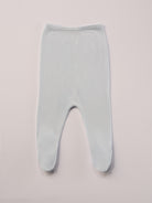 Für die sensibelste Haut der Welt. Diese weiße, beige, himmelblaue Baby Strampelhose besteht aus 100% Viskose aus Bambuszellulose — einem außergewöhnlich weichen, atmungsaktiven Material mit temperaturausgleichenden Eigenschaften. Ideal für zarte Babyhaut und maximalen Komfort im Alltag.