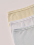 Für die sensibelste Haut der Welt. Diese weiße, beige, himmelblaue Baby Strampelhose besteht aus 100% Viskose aus Bambuszellulose — einem außergewöhnlich weichen, atmungsaktiven Material mit temperaturausgleichenden Eigenschaften. Ideal für zarte Babyhaut und maximalen Komfort im Alltag.
