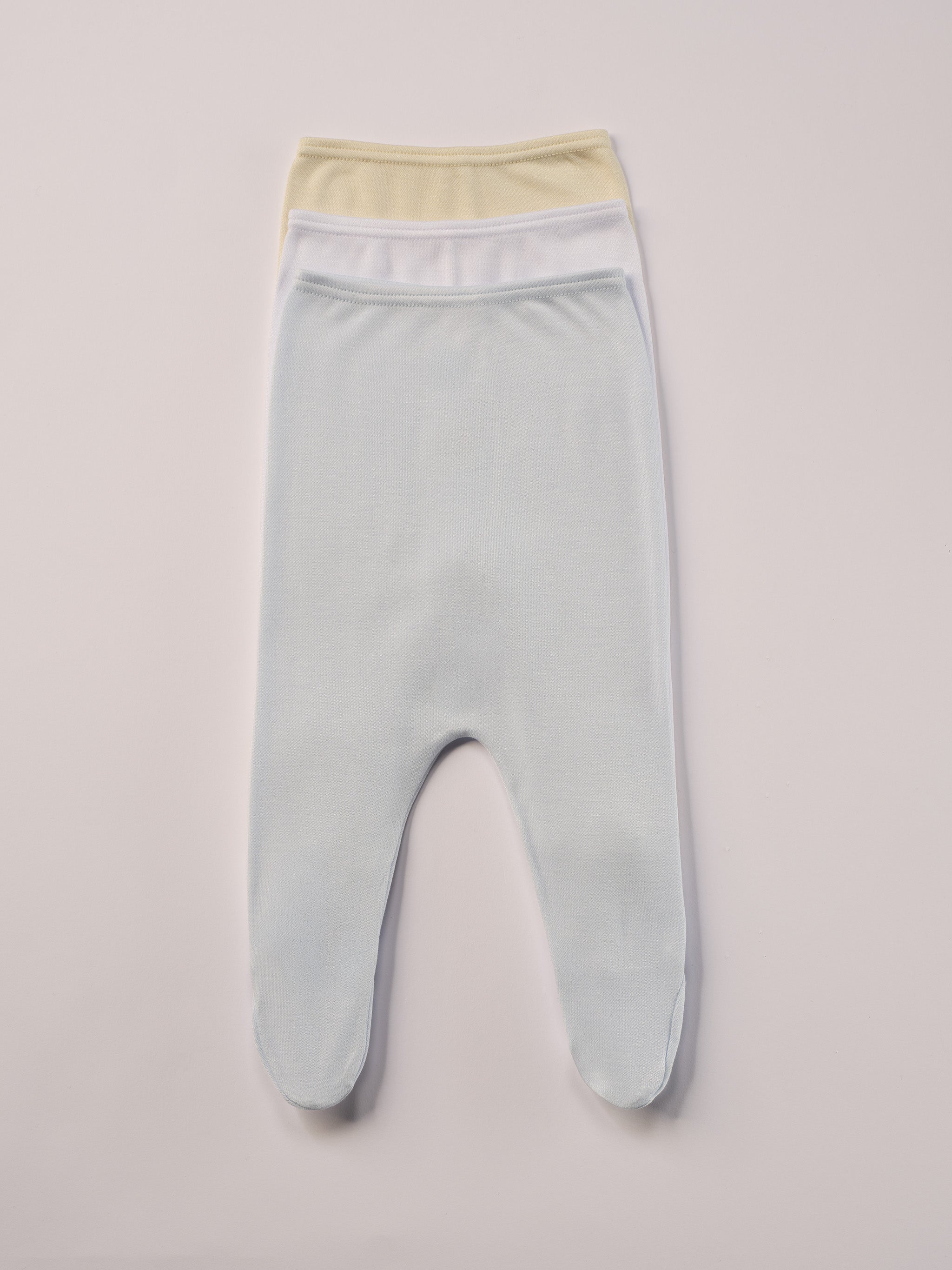 Für die sensibelste Haut der Welt. Diese weiße, beige, himmelblaue Baby Strampelhose besteht aus 100% Viskose aus Bambuszellulose — einem außergewöhnlich weichen, atmungsaktiven Material mit temperaturausgleichenden Eigenschaften. Ideal für zarte Babyhaut und maximalen Komfort im Alltag.