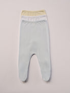 Für die sensibelste Haut der Welt. Diese weiße, beige, himmelblaue Baby Strampelhose besteht aus 100% Viskose aus Bambuszellulose — einem außergewöhnlich weichen, atmungsaktiven Material mit temperaturausgleichenden Eigenschaften. Ideal für zarte Babyhaut und maximalen Komfort im Alltag.