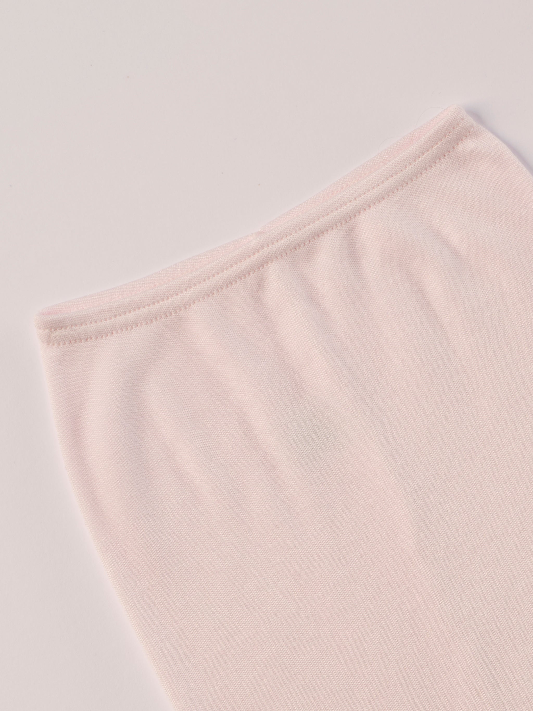 Für die sensibelste Haut der Welt. Diese rosa Frühchen Strampelhose besteht aus 100% Viskose aus Bambuszellulose — einem außergewöhnlich weichen, atmungsaktiven Material mit temperaturausgleichenden Eigenschaften. Ideal für zarte Frühchenhaut und maximalen Komfort im Alltag.
