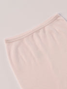 Für die sensibelste Haut der Welt. Diese rosa Strampelhose besteht aus 100% Viskose aus Bambuszellulose — einem außergewöhnlich weichen, atmungsaktiven Material mit temperaturausgleichenden Eigenschaften. Ideal für zarte Babyhaut und maximalen Komfort im Alltag.