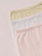 Für die sensibelste Haut der Welt. Diese weiße, beige, rosa Baby Strampelhose besteht aus 100% Viskose aus Bambuszellulose — einem außergewöhnlich weichen, atmungsaktiven Material mit temperaturausgleichenden Eigenschaften. Ideal für zarte Babyhaut und maximalen Komfort im Alltag.