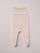 Für die sensibelste Haut der Welt. Diese weiße, beige, rosa Baby Strampelhose besteht aus 100% Viskose aus Bambuszellulose — einem außergewöhnlich weichen, atmungsaktiven Material mit temperaturausgleichenden Eigenschaften. Ideal für zarte Babyhaut und maximalen Komfort im Alltag.
