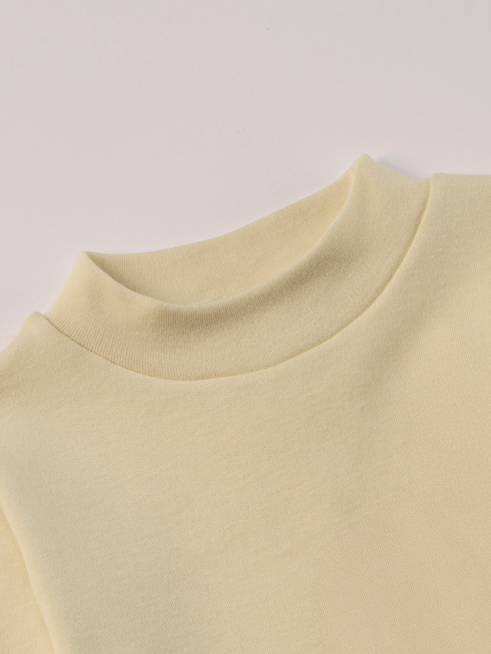 Für aktive Kinder und empfindliche Haut.
Dieses beige Langarmshirt mit Stehkragen besteht aus hochwertiger, sanft gefärbter und schonend gebleichter organischer Baumwolle aus Italien. Es vereint angenehme Weichheit, Feuchtigkeitsaufnahme und hohen Tragekomfort durch die weiche Flanell-Innenseite. Perfekt für Kita, Schule und jeden Tag.Ein vielseitiges Basic für jede gut durchdachte Grundausstattung.