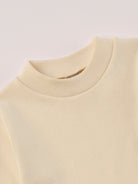 Für die empfindlichste Haut der Welt. Das Organic+ Langarmshirt mit Stehkragen ist aus 100% ungefärbter, ungebleichter, organischer Baumwolle gefertigt — innen mit weichem Flanell, welches Feuchtigkeit aufnimmt und streichelzart auf Kinderhaut liegt. Angenehmster Tragekomfort für Kita, Schule und Alltag. Ein Must-Have für jede Grundausstattung.