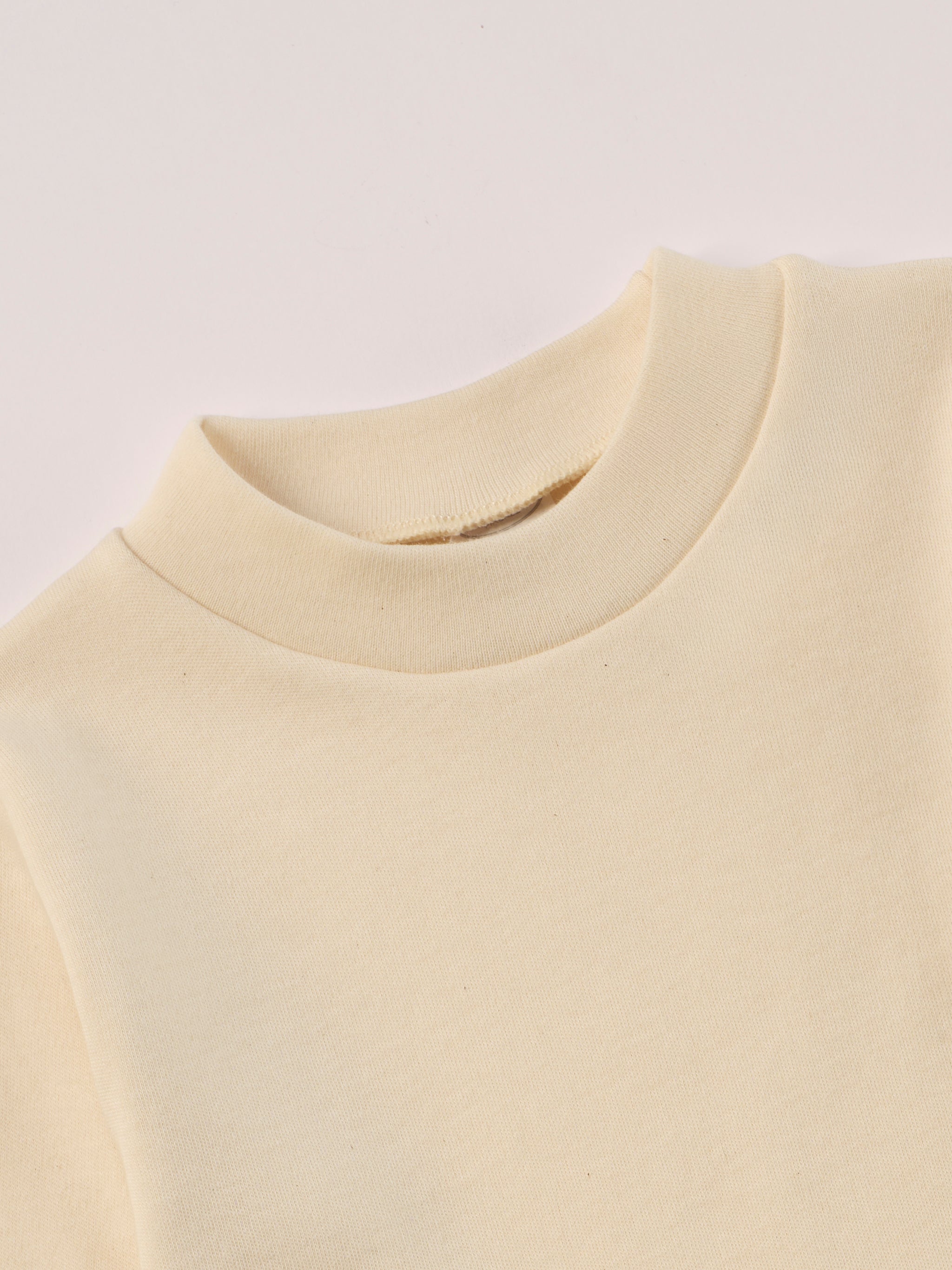 Für die empfindlichste Haut der Welt. Das Organic+ Langarmshirt mit Stehkragen ist aus 100% ungefärbter, ungebleichter, organischer Baumwolle gefertigt — innen mit weichem Flanell, welches Feuchtigkeit aufnimmt und streichelzart auf Kinderhaut liegt. Angenehmster Tragekomfort für Kita, Schule und Alltag. Ein Must-Have für jede Grundausstattung.