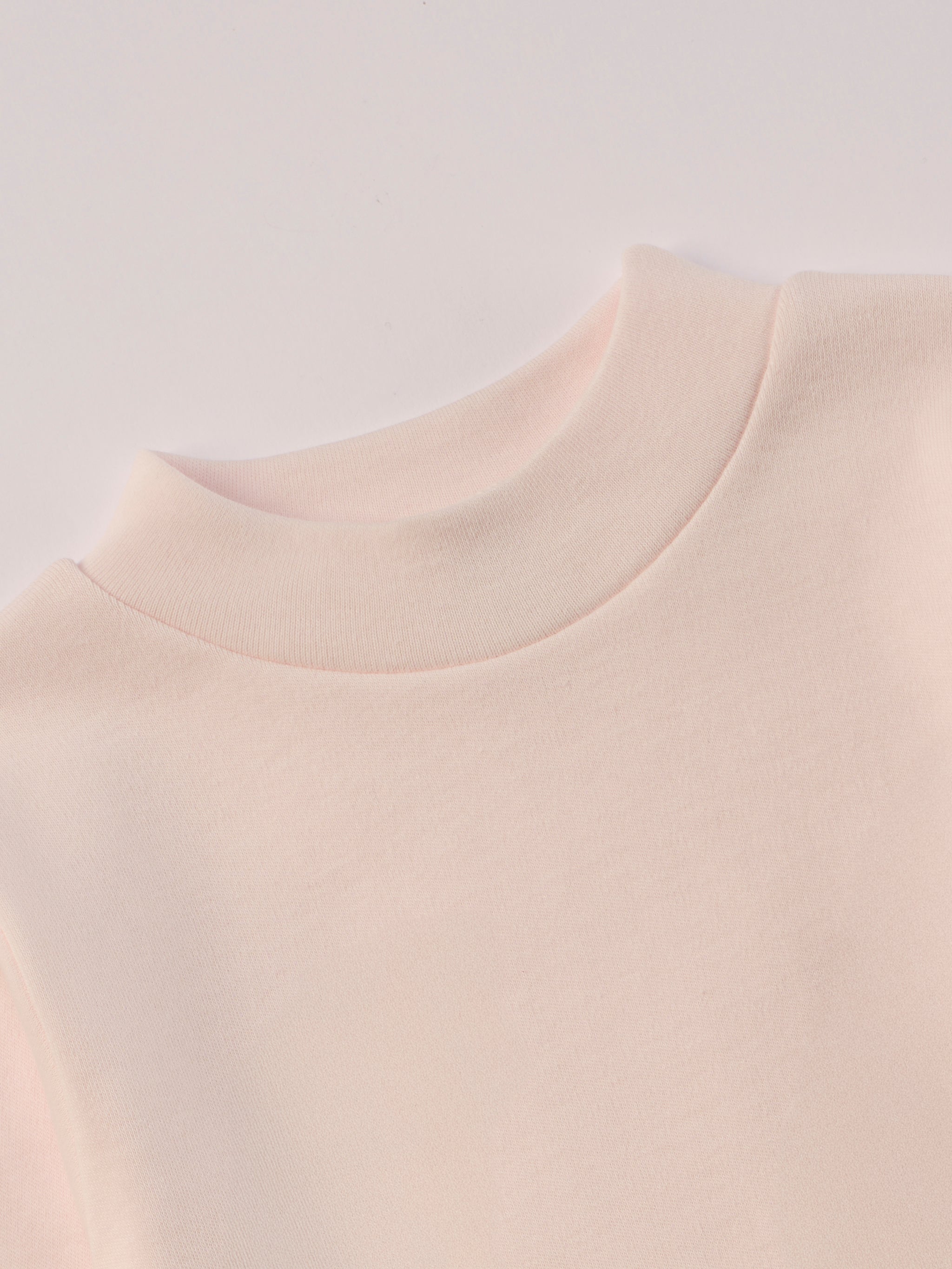 Für aktive Kinder und empfindliche Haut.
Dieses rosa Langarmshirt mit Stehkragen besteht aus hochwertiger, sanft gefärbter und schonend gebleichter organischer Baumwolle aus Italien. Es vereint angenehme Weichheit, Feuchtigkeitsaufnahme und hohen Tragekomfort durch die weiche Flanell-Innenseite. Perfekt für Kita, Schule und jeden Tag.Ein vielseitiges Basic für jede gut durchdachte Grundausstattung.