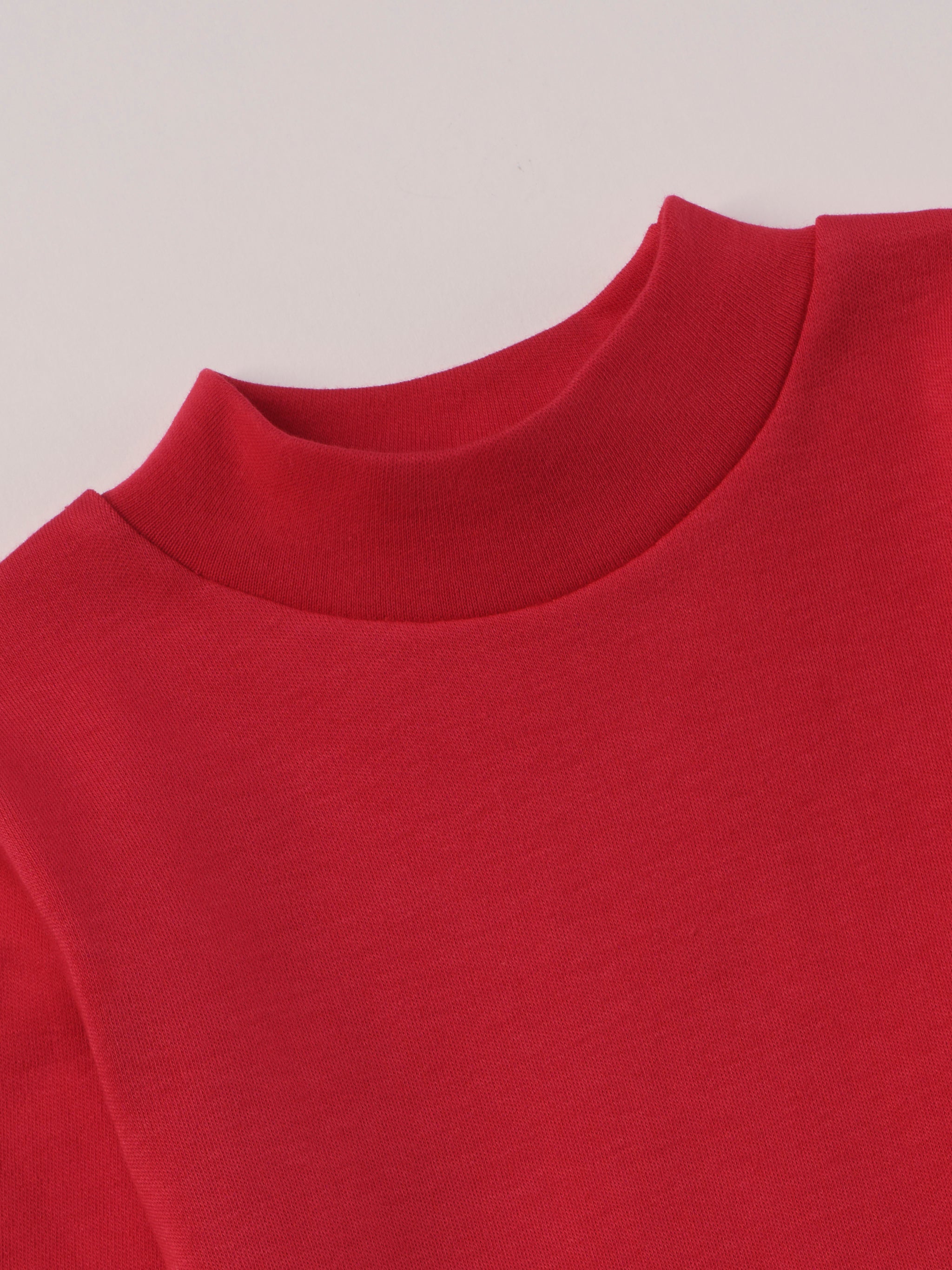 Für aktive Kinder und empfindliche Haut.
Dieses rote Langarmshirt mit Stehkragen besteht aus hochwertiger, sanft gefärbter und schonend gebleichter organischer Baumwolle aus Italien. Es vereint angenehme Weichheit, Feuchtigkeitsaufnahme und hohen Tragekomfort durch die weiche Flanell-Innenseite. Perfekt für Kita, Schule und jeden Tag.Ein vielseitiges Basic für jede gut durchdachte Grundausstattung.