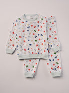 Für ruhige Nächte und gemütliche Morgenstunden. Dieser Pyjama für Babys &amp; Kinder von 12 Monaten bis 3 Jahren besteht aus hochwertiger organischer Baumwolle und ist innen sanft angeraut. Das weiche Innenflanell sorgt für ein besonders angenehmes Tragegefühl und hält warm, ohne zu überhitzen. Gefertigt in Italien aus Stoffen italienischer Produktion – mit einem klaren Anspruch an Qualität, Langlebigkeit und kindgerechtem Komfort. Das verspielte Design mit bedruckten Autos, Verkehrszeichen und Bären ist ze