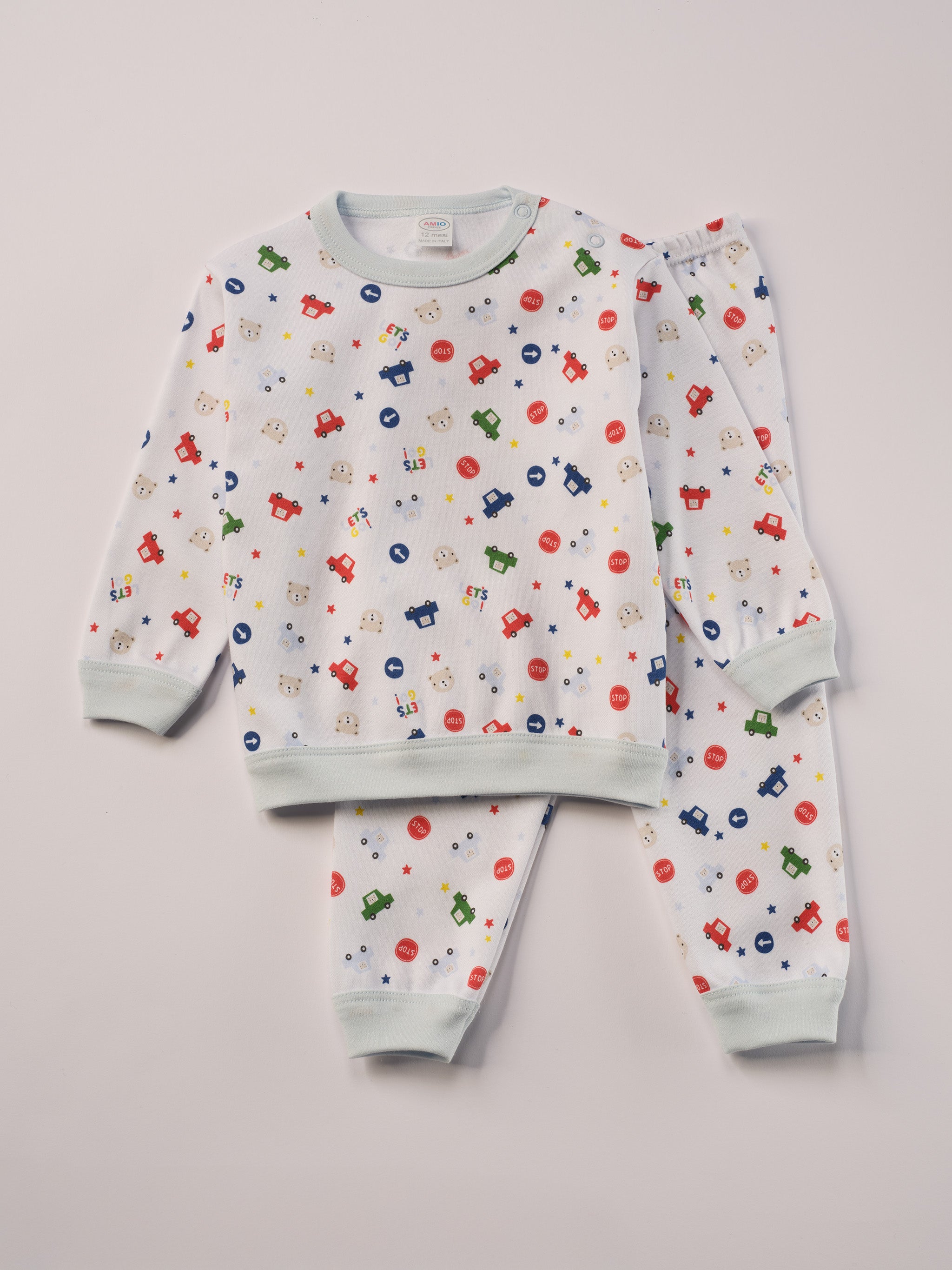 Für ruhige Nächte und gemütliche Morgenstunden. Dieser Pyjama für Babys &amp; Kinder von 12 Monaten bis 3 Jahren besteht aus hochwertiger organischer Baumwolle und ist innen sanft angeraut. Das weiche Innenflanell sorgt für ein besonders angenehmes Tragegefühl und hält warm, ohne zu überhitzen. Gefertigt in Italien aus Stoffen italienischer Produktion – mit einem klaren Anspruch an Qualität, Langlebigkeit und kindgerechtem Komfort. Das verspielte Design mit bedruckten Autos, Verkehrszeichen und Bären ist ze