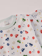 Für ruhige Nächte und gemütliche Morgenstunden. Dieser Pyjama für Babys &amp; Kinder von 12 Monaten bis 3 Jahren besteht aus hochwertiger organischer Baumwolle und ist innen sanft angeraut. Das weiche Innenflanell sorgt für ein besonders angenehmes Tragegefühl und hält warm, ohne zu überhitzen. Gefertigt in Italien aus Stoffen italienischer Produktion – mit einem klaren Anspruch an Qualität, Langlebigkeit und kindgerechtem Komfort. Das verspielte Design mit bedruckten Autos, Verkehrszeichen und Bären ist ze