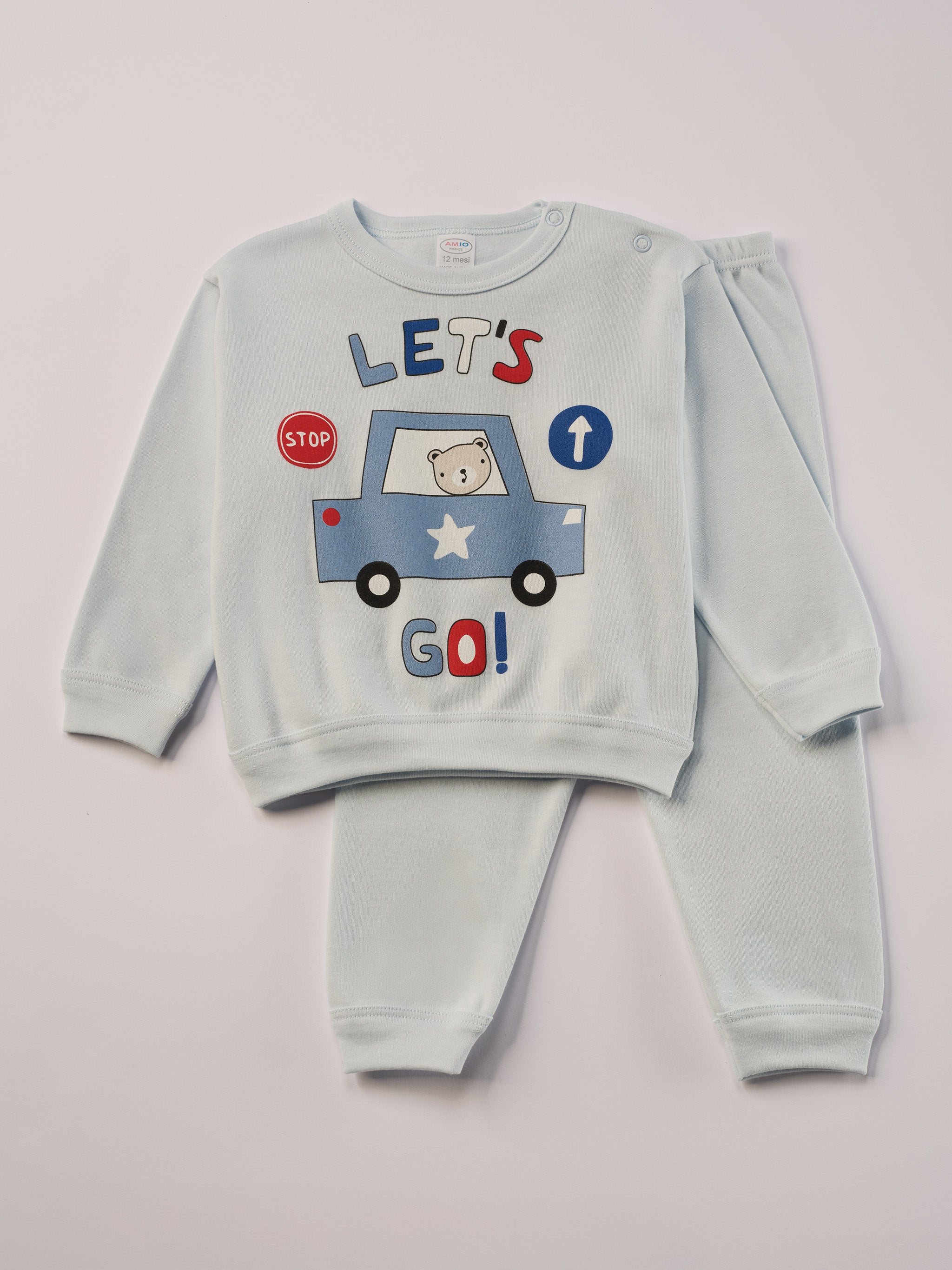 Für ruhige Nächte und gemütliche Morgenstunden. Dieser himmelblaue Pyjama für Babys &amp; Kinder von 12 Monaten bis 3 Jahren besteht aus hochwertiger organischer Baumwolle und ist innen sanft angeraut. Das weiche Innenflanell sorgt für ein besonders angenehmes Tragegefühl und hält warm, ohne zu überhitzen. Gefertigt in Italien aus Stoffen italienischer Produktion – mit einem klaren Anspruch an Qualität, Langlebigkeit und kindgerechtem Komfort. Das verspielte Design mit bedruckten Autos, Verkehrszeichen und 