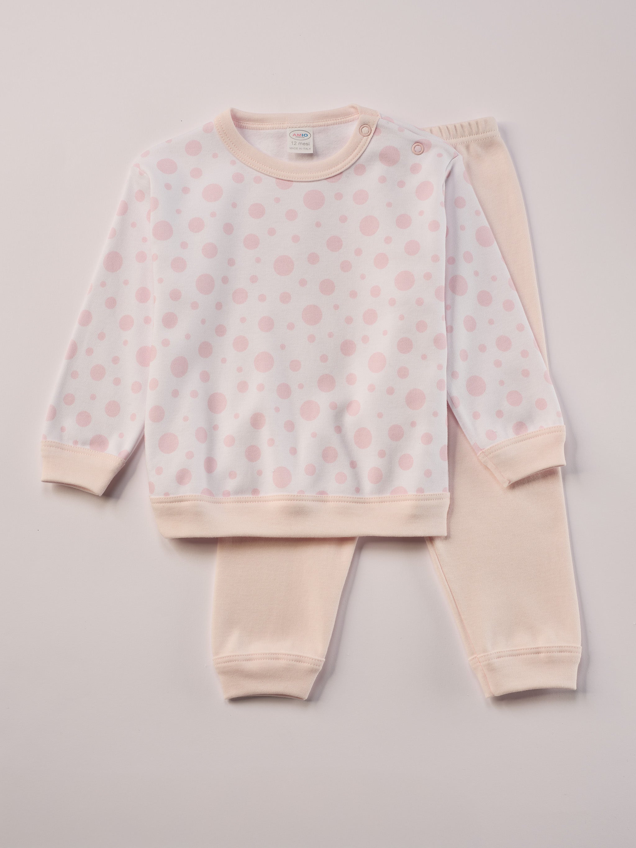 Für ruhige Nächte und gemütliche Morgenstunden. Dieser Pyjama für Babys & Kinder von 12 Monaten bis 3 Jahren besteht aus hochwertiger organischer Baumwolle und ist innen sanft angeraut. Das weiche Innenflanell sorgt für ein besonders angenehmes Tragegefühl und hält warm, ohne zu überhitzen. Gefertigt in Italien aus Stoffen italienischer Produktion – mit einem klaren Anspruch an Qualität, Langlebigkeit und kindgerechtem Komfort. Das verspielte Design, mit rosa gepunktetem Oberteil, ist zeitlos und niedlich.