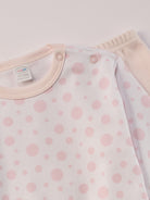 Für ruhige Nächte und gemütliche Morgenstunden. Dieser Pyjama für Babys & Kinder von 12 Monaten bis 3 Jahren besteht aus hochwertiger organischer Baumwolle und ist innen sanft angeraut. Das weiche Innenflanell sorgt für ein besonders angenehmes Tragegefühl und hält warm, ohne zu überhitzen. Gefertigt in Italien aus Stoffen italienischer Produktion – mit einem klaren Anspruch an Qualität, Langlebigkeit und kindgerechtem Komfort. Das verspielte Design, mit rosa gepunktetem Oberteil, ist zeitlos und niedlich.
