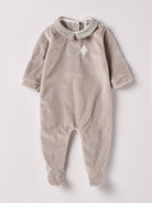 Der weiche und wärmespendende Strampler von AMIO Firenze mit&nbsp; Kragen und Ellbogenpatches ist der perfekte Begleiter für den Alltag in der kalten Jahreszeit. Maximaler Tragekomfort, gepaart mit einer herausragenden Passform aus Samt (Ciniglia). Das Modell hat einen praktischen Schnitt, um etwa die Windel schnell und unkompliziert wechseln zu können. Ein AMIO Firenze Must-Have für jede Grundausstattung.&nbsp;

Höchste Qualität, bestes Preis-Leistungs-Verhältnis MADE IN ITALY.