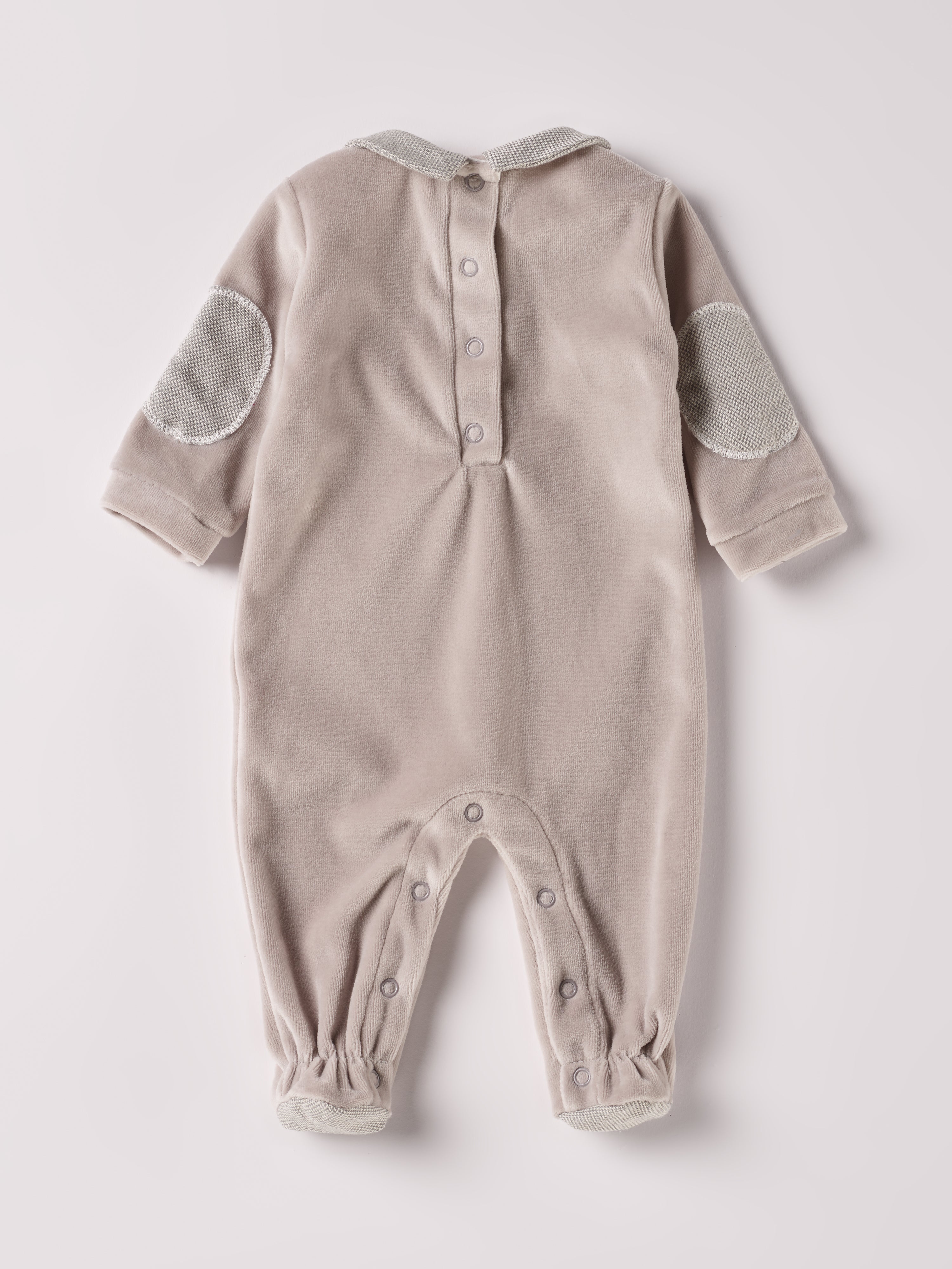 Der weiche und wärmespendende Strampler von AMIO Firenze mit&nbsp; Kragen und Ellbogenpatches ist der perfekte Begleiter für den Alltag in der kalten Jahreszeit. Maximaler Tragekomfort, gepaart mit einer herausragenden Passform aus Samt (Ciniglia). Das Modell hat einen praktischen Schnitt, um etwa die Windel schnell und unkompliziert wechseln zu können. Ein AMIO Firenze Must-Have für jede Grundausstattung.&nbsp;

Höchste Qualität, bestes Preis-Leistungs-Verhältnis MADE IN ITALY.