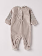 Der weiche und wärmespendende Strampler von AMIO Firenze mit&nbsp; Kragen und Ellbogenpatches ist der perfekte Begleiter für den Alltag in der kalten Jahreszeit. Maximaler Tragekomfort, gepaart mit einer herausragenden Passform aus Samt (Ciniglia). Das Modell hat einen praktischen Schnitt, um etwa die Windel schnell und unkompliziert wechseln zu können. Ein AMIO Firenze Must-Have für jede Grundausstattung.&nbsp;

Höchste Qualität, bestes Preis-Leistungs-Verhältnis MADE IN ITALY.