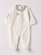 Der weiche und wärmespendende Strampler von AMIO Firenze mit&nbsp; Kragen und Ellbogenpatches ist der perfekte Begleiter für den Alltag in der kalten Jahreszeit. Maximaler Tragekomfort, gepaart mit einer herausragenden Passform aus Samt (Ciniglia). Das Modell hat einen praktischen Schnitt, um etwa die Windel schnell und unkompliziert wechseln zu können. Ein AMIO Firenze Must-Have für jede Grundausstattung.&nbsp;

Höchste Qualität, bestes Preis-Leistungs-Verhältnis MADE IN ITALY.