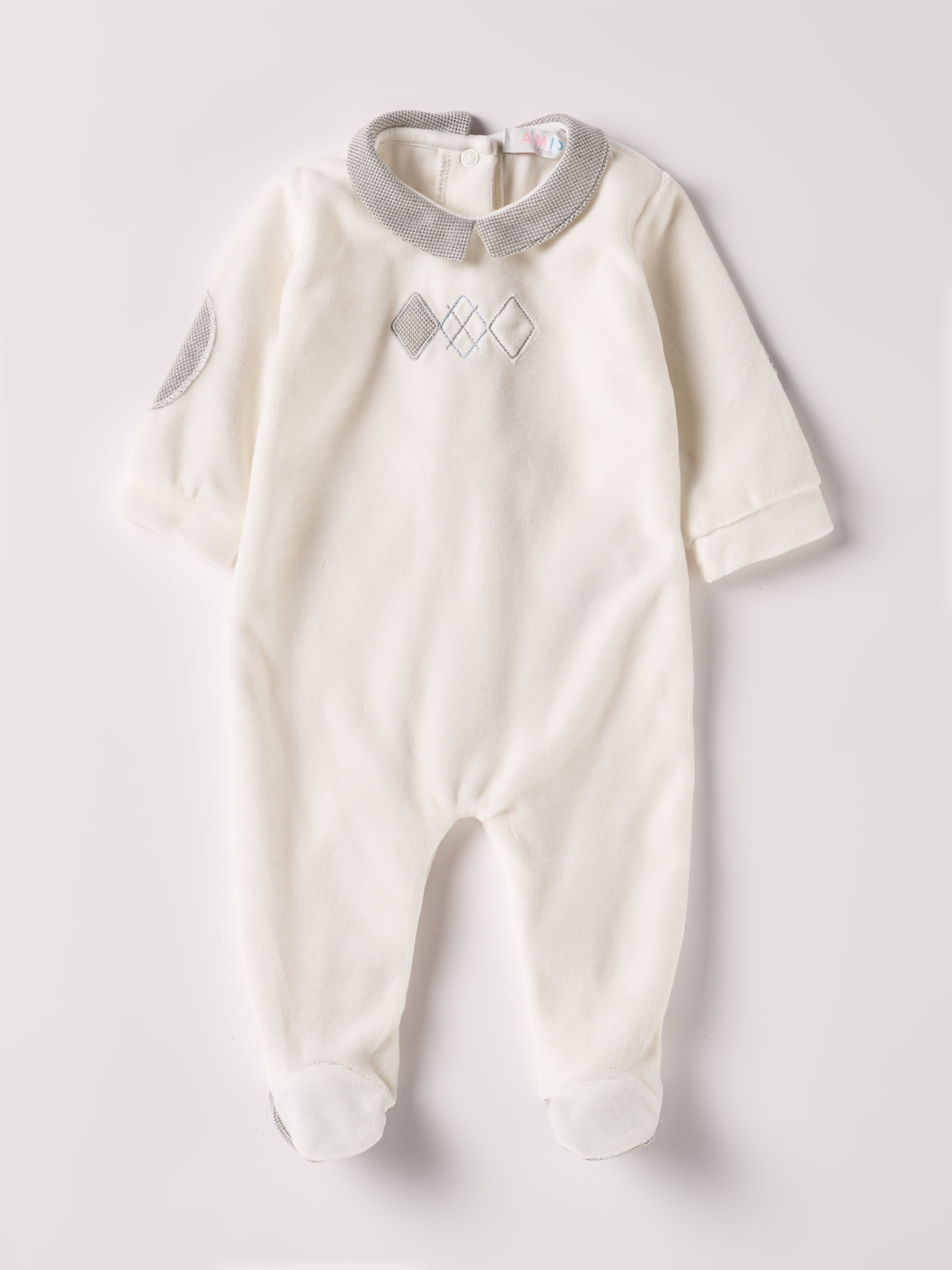 Der weiche und wärmespendende Strampler von AMIO Firenze mit&nbsp; Kragen und Ellbogenpatches ist der perfekte Begleiter für den Alltag in der kalten Jahreszeit. Maximaler Tragekomfort, gepaart mit einer herausragenden Passform aus Samt (Ciniglia). Das Modell hat einen praktischen Schnitt, um etwa die Windel schnell und unkompliziert wechseln zu können. Ein AMIO Firenze Must-Have für jede Grundausstattung.&nbsp;

Höchste Qualität, bestes Preis-Leistungs-Verhältnis MADE IN ITALY.