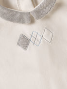 Der weiche und wärmespendende Strampler von AMIO Firenze mit&nbsp; Kragen und Ellbogenpatches ist der perfekte Begleiter für den Alltag in der kalten Jahreszeit. Maximaler Tragekomfort, gepaart mit einer herausragenden Passform aus Samt (Ciniglia). Das Modell hat einen praktischen Schnitt, um etwa die Windel schnell und unkompliziert wechseln zu können. Ein AMIO Firenze Must-Have für jede Grundausstattung.&nbsp;

Höchste Qualität, bestes Preis-Leistungs-Verhältnis MADE IN ITALY.