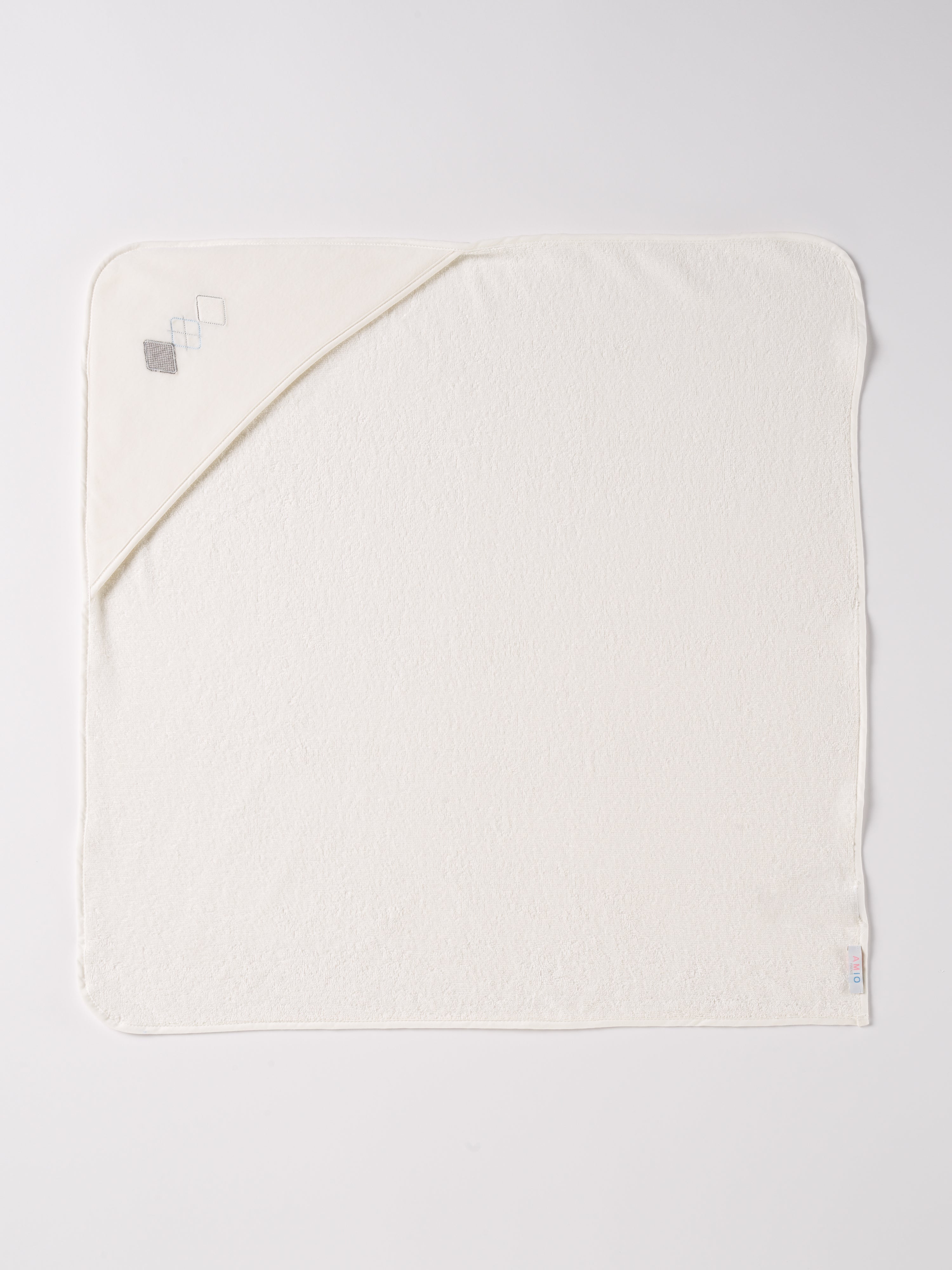 Dieses einzigartige Badetuch besticht durch sein hochwertiges &nbsp;Frottée-Gewebe mit einem hohen Anteil an Bambusfaser und einer luxuriösen Chenille-Kapuze in Samt Qualität.

Die Bambusfaser wirkt zudem feuchtigkeitsableitend, was bedeutet, dass die Haut Ihres Babys nach dem Bad schnell trocken wird. Dabei liegt das Handtuch besonders schonend auf der Haut.

Höchste Qualität, bestes Preis-Leistungs-Verhältnis MADE IN ITALY.