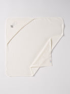 Dieses einzigartige Badetuch besticht durch sein hochwertiges &nbsp;Frottée-Gewebe mit einem hohen Anteil an Bambusfaser und einer luxuriösen Chenille-Kapuze in Samt Qualität.

Die Bambusfaser wirkt zudem feuchtigkeitsableitend, was bedeutet, dass die Haut Ihres Babys nach dem Bad schnell trocken wird. Dabei liegt das Handtuch besonders schonend auf der Haut.

Höchste Qualität, bestes Preis-Leistungs-Verhältnis MADE IN ITALY.