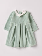 Dieses weiche Samtkleid in edlem Türkisgrün ist ein eleganter Blickfang für festliche Anlässe. Der luxuriöse Samtstoff (Ciniglia) liegt angenehm weich auf der Haut und sorgt für ein geschmeidiges Tragegefühl. Das klassische Design und die echten Perlmuttknöpfe verleihen jedem Auftritt eine stilvolle Note und bringt Glanz in den Alltag oder zu besonderen Anlässen.

Höchste Qualität, bestes Preis-Leistungs-Verhältnis MADE IN ITALY.