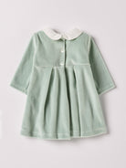 Dieses weiche Samtkleid in edlem Türkisgrün ist ein eleganter Blickfang für festliche Anlässe. Der luxuriöse Samtstoff (Ciniglia) liegt angenehm weich auf der Haut und sorgt für ein geschmeidiges Tragegefühl. Das klassische Design und die echten Perlmuttknöpfe verleihen jedem Auftritt eine stilvolle Note und bringt Glanz in den Alltag oder zu besonderen Anlässen.

Höchste Qualität, bestes Preis-Leistungs-Verhältnis MADE IN ITALY.