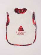 Dieses Baby Lätzchen aus Baumwolle ist der perfekte Begleiter für das erste Weihnachtsfest. Die Größe, Passform und Schulterträger ermöglichen einen rutschfesten Sitz. Das Lätzchen ist mit einem Weihnachtsbaum verziert und mit dem Schriftzug "il mio primo Natale" (Mein erstes Weihnachten) veredelt. Eine ideale Geschenkidee für die Weihnachtszeit!

Höchste Qualität, bestes Preis-Leistungs-Verhältnis MADE IN ITALY.