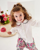 Die cremefarbige Twill-Bluse für Baby Mädchen von AMIO Firenze ist aus weicher Liberty Baumwolle gefertigt und mit einem Peter-Pan-Kragen verziert. Die echten Perlmuttknöpfe verleihen der Bluse eine besonders edle Note. Die floralen Muster des Liberty Stoffes am Kragen haben eine tolle Farbsättigung und machen dieses modische Highlight zu einem echten Blickfang.

Höchste Qualität, bestes Preis-Leistungs-Verhältnis&nbsp;MADE IN ITALY.