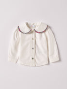 Die cremefarbige Twill-Bluse für Baby Mädchen von AMIO Firenze ist aus weicher Liberty Baumwolle gefertigt und mit einem Peter-Pan-Kragen verziert. Die echten Perlmuttknöpfe verleihen der Bluse eine besonders edle Note. Die floralen Muster des Liberty Stoffes am Kragen haben eine tolle Farbsättigung und machen dieses modische Highlight zu einem echten Blickfang.

Höchste Qualität, bestes Preis-Leistungs-Verhältnis&nbsp;MADE IN ITALY.