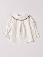 Die cremefarbige Twill-Bluse für Baby Mädchen von AMIO Firenze ist aus weicher Liberty Baumwolle gefertigt und mit einem Peter-Pan-Kragen verziert. Die echten Perlmuttknöpfe verleihen der Bluse eine besonders edle Note. Die floralen Muster des Liberty Stoffes am Kragen haben eine tolle Farbsättigung und machen dieses modische Highlight zu einem echten Blickfang.

Höchste Qualität, bestes Preis-Leistungs-Verhältnis&nbsp;MADE IN ITALY.