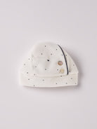 Die weiche und wärmespendende Mütze von AMIO Firenze mit blauen Punkten und Herzchen ist das perfekte Accessoire für die kalte Jahreszeit. Maximaler Tragekomfort, gepaart mit einer herausragenden Passform aus Samt. Die angenähten Knöpfe aus echtem Perlmutt verleihen der Mütze einen besonders edlen Touch.

Höchste Qualität, bestes Preis-Leistungs-Verhältnis MADE IN ITALY.