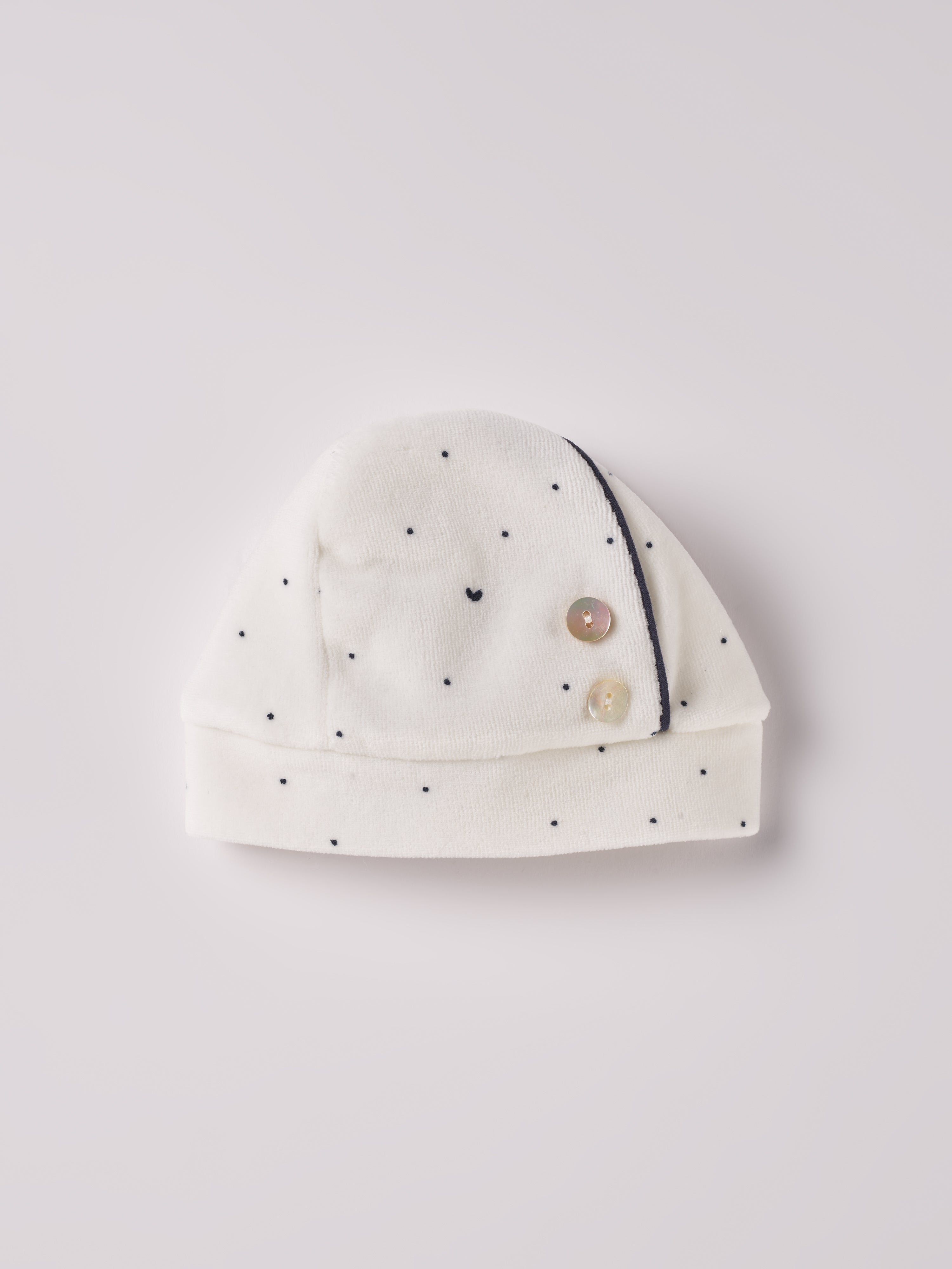 Die weiche und wärmespendende Mütze von AMIO Firenze mit blauen Punkten und Herzchen ist das perfekte Accessoire für die kalte Jahreszeit. Maximaler Tragekomfort, gepaart mit einer herausragenden Passform aus Samt. Die angenähten Knöpfe aus echtem Perlmutt verleihen der Mütze einen besonders edlen Touch.

Höchste Qualität, bestes Preis-Leistungs-Verhältnis MADE IN ITALY.