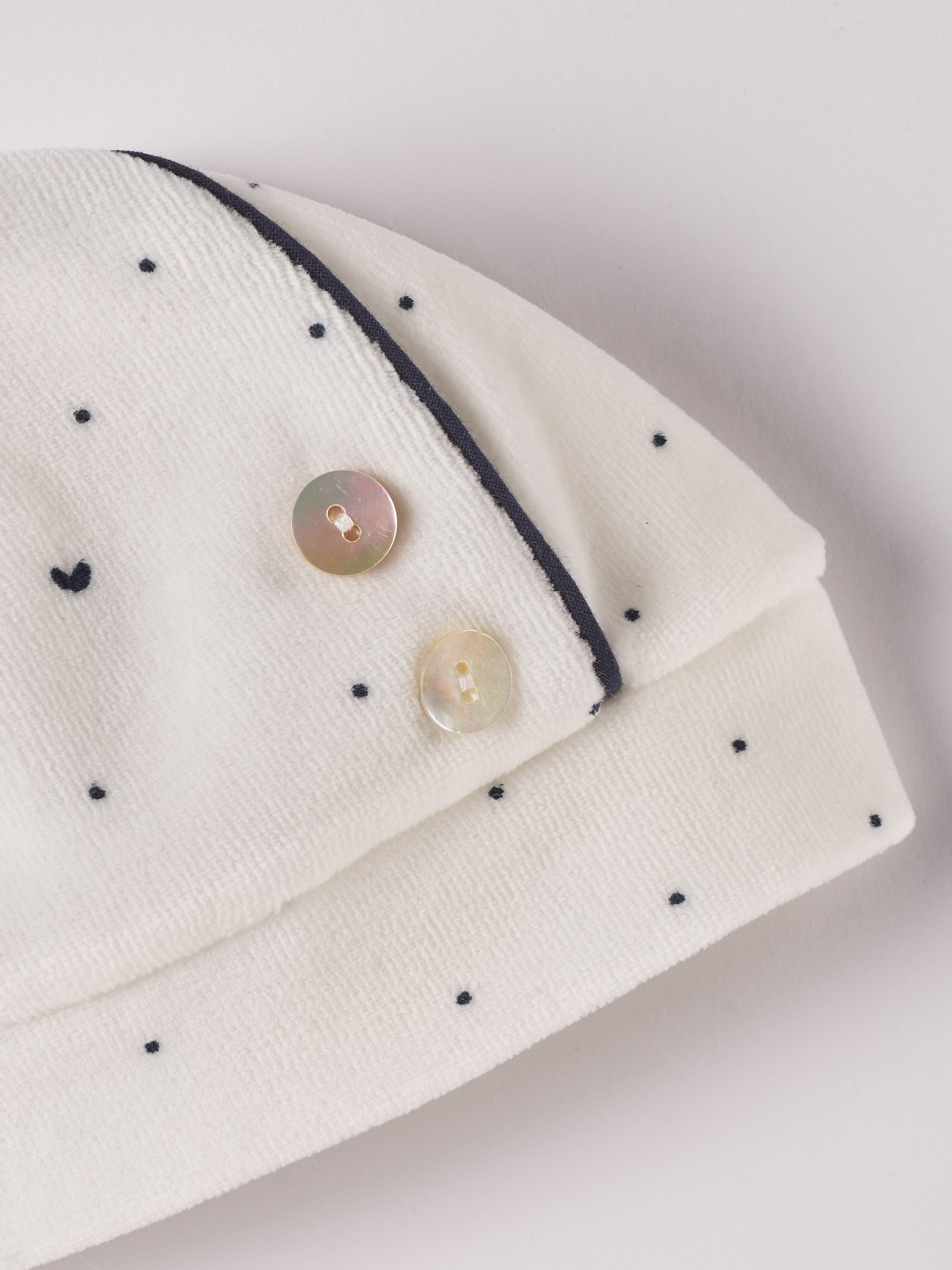 Die weiche und wärmespendende Mütze von AMIO Firenze mit blauen Punkten und Herzchen ist das perfekte Accessoire für die kalte Jahreszeit. Maximaler Tragekomfort, gepaart mit einer herausragenden Passform aus Samt. Die angenähten Knöpfe aus echtem Perlmutt verleihen der Mütze einen besonders edlen Touch.

Höchste Qualität, bestes Preis-Leistungs-Verhältnis MADE IN ITALY.