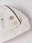 Die weiche und wärmespendende Mütze von AMIO Firenze mit blauen Punkten und Herzchen ist das perfekte Accessoire für die kalte Jahreszeit. Maximaler Tragekomfort, gepaart mit einer herausragenden Passform aus Samt. Die angenähten Knöpfe aus echtem Perlmutt verleihen der Mütze einen besonders edlen Touch.

Höchste Qualität, bestes Preis-Leistungs-Verhältnis MADE IN ITALY.