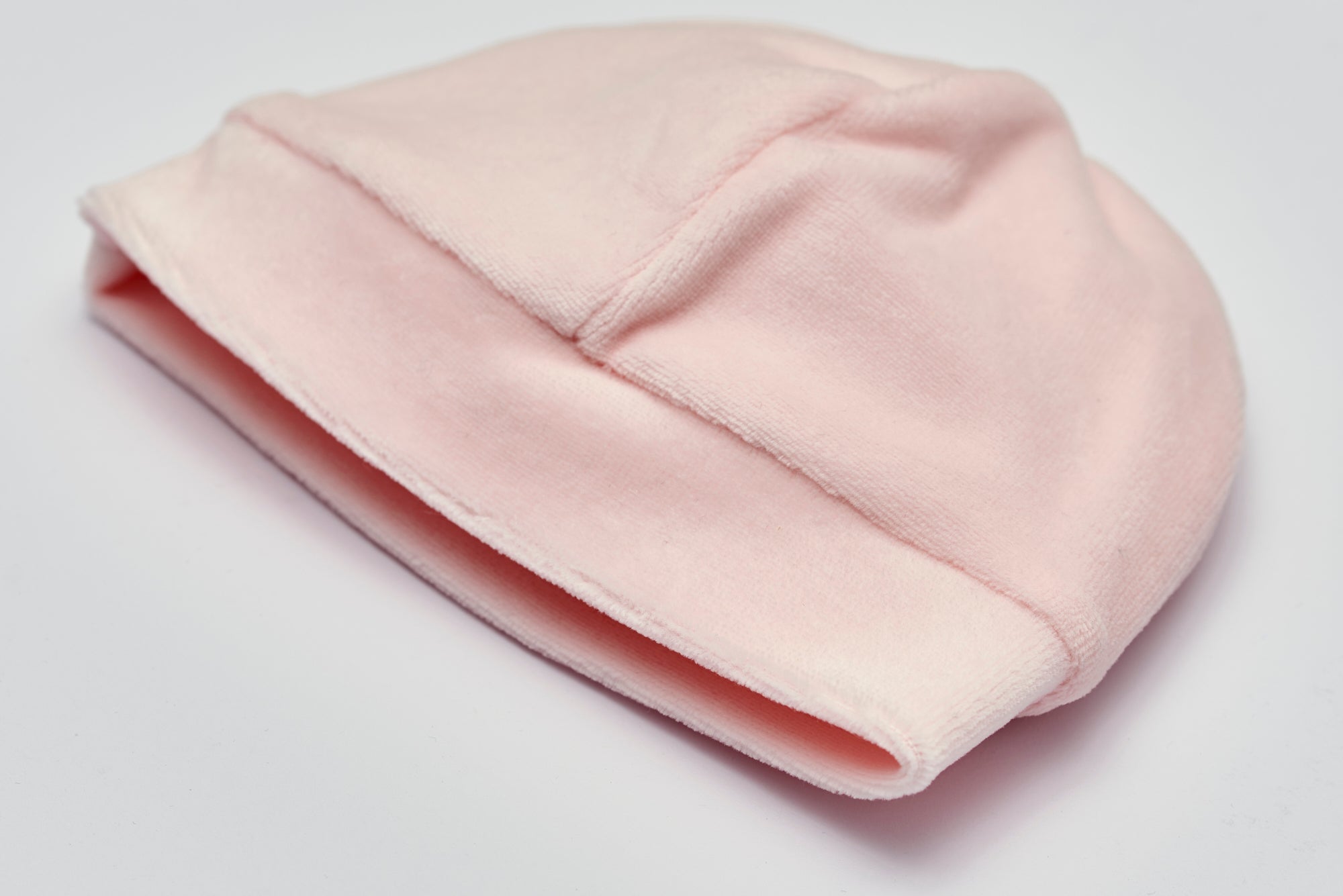 Die weiche und wärmespendende Mütze von AMIO Firenze in rosa ist das perfekte Accessoire für die kalte Jahreszeit. Maximaler Tragekomfort, gepaart mit einer herausragenden Passform aus Samt (Ciniglia).

Höchste Qualität, bestes Preis-Leistungs-Verhältnis MADE IN ITALY.