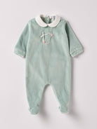 Der weiche und wärmespendende Strampler von AMIO Firenze mit Kragen und Handstickerei ist der perfekte Begleiter für den Alltag in der kalten Jahreszeit. Maximaler Tragekomfort, gepaart mit einer herausragenden Passform aus Samt (Ciniglia). Das Modell hat einen praktischen Schnitt, um etwa die Windel schnell und unkompliziert wechseln zu können. Ein AMIO Firenze Must-Have für jede Grundausstattung.

Höchste Qualität, bestes Preis-Leistungs-Verhältnis MADE IN ITALY.